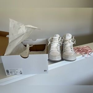 Woman’s Nike Wmns Air Jordan 1 Mid SE 'Light Iron Ore' Size 10